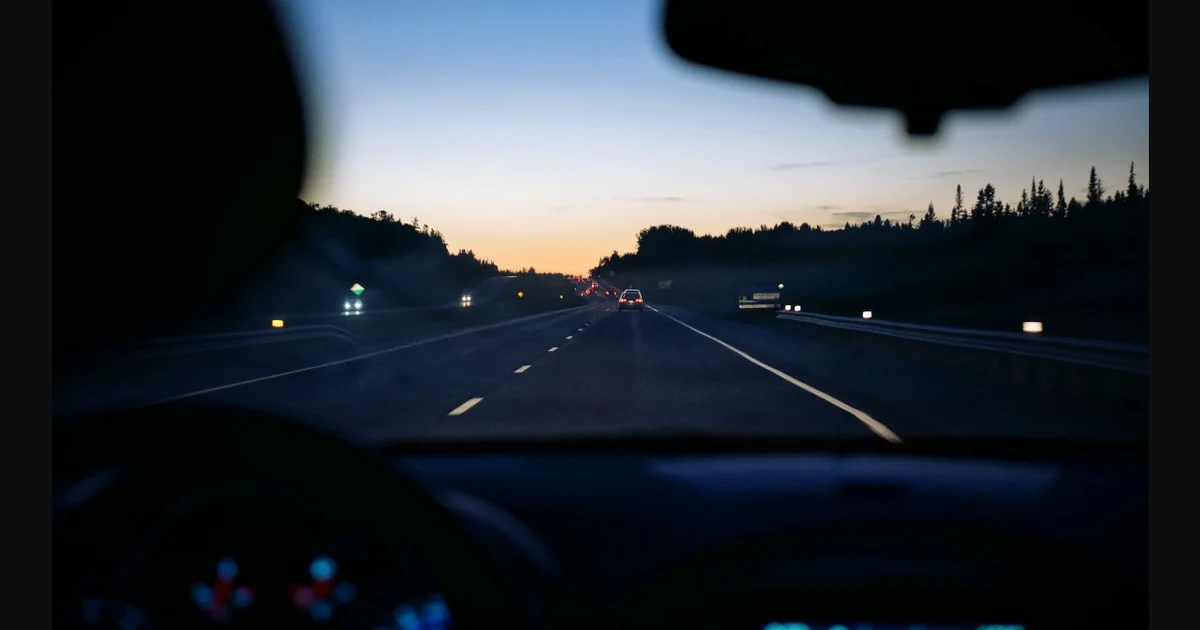 Akşam saatlerinde otomobilden görülen açık yol