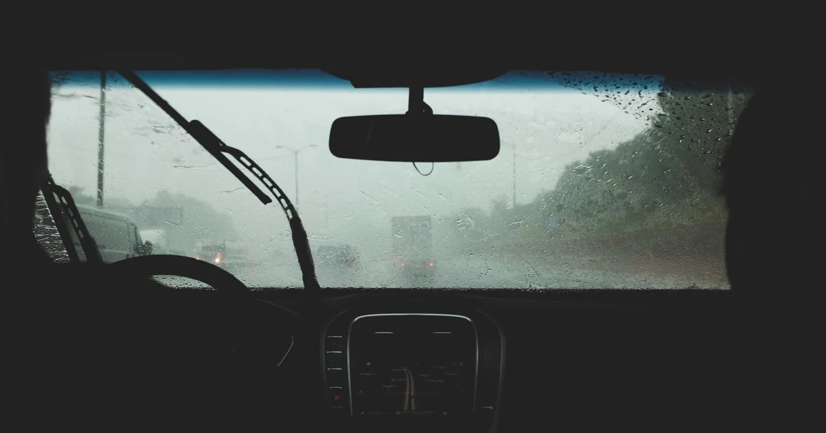 Yağışlı yolda aracın içinden görülen trafik