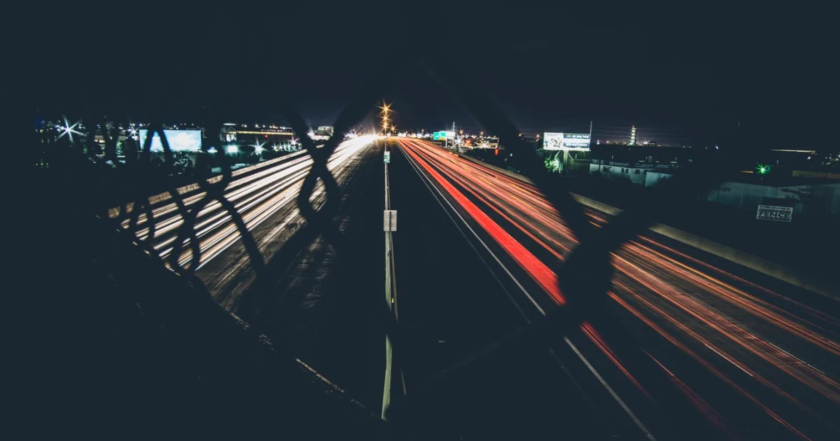 Gece otoyolda araç ışık izleri